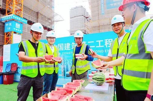 防暑保安康 中建二局华东公司把清凉用品送到工地一线工人手中
