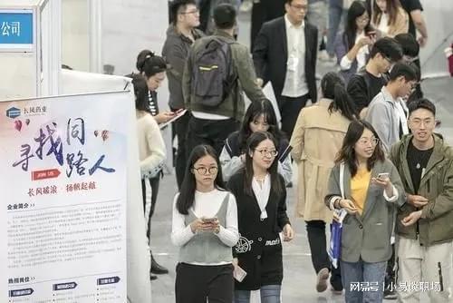 30人编制4000人抢，复旦也求助校友群就业难何解